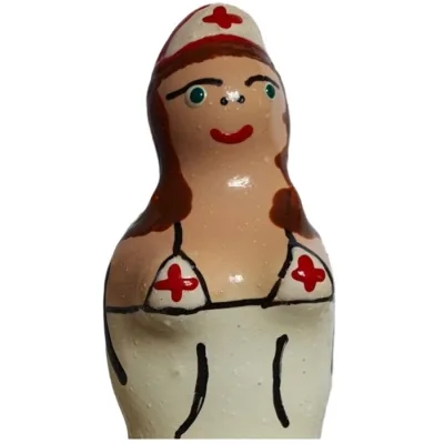 Preservativo decorativo pintado a mano enfermera morena