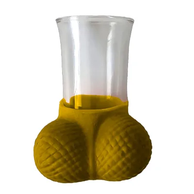 Goldenes schnapsglas