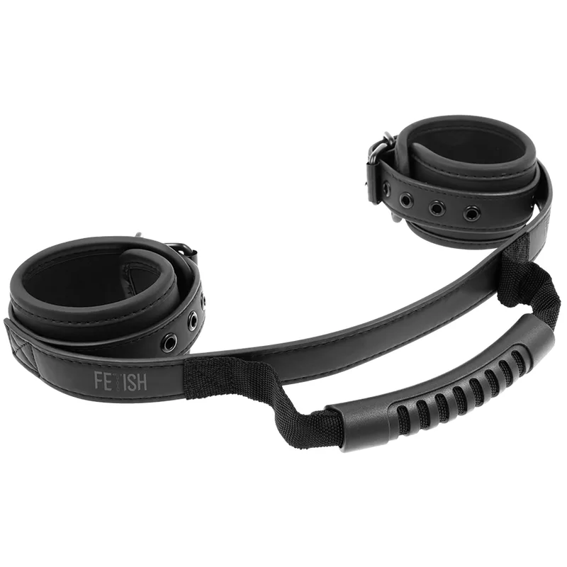 Fetish submissive - nopreen voering handboeien met riem