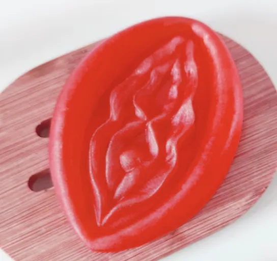 2 savons parfumés rouges en forme de vagin