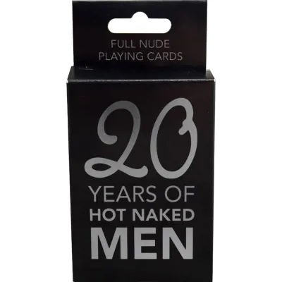 Des hommes entièrement nus jouant aux cartes