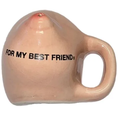 Brustmagnet auf einer keramikbecher „für meine beste freundin“
