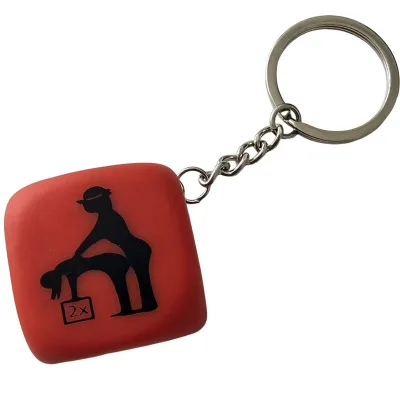 Roter würfel-schlüsselanhänger mit posen