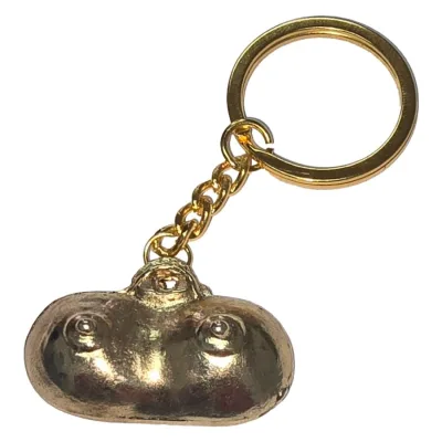 Goldener metall-schlüsselanhänger mit brüsten