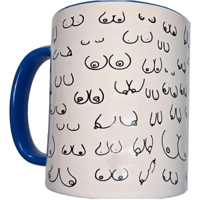Weisse titten-tasse mit blauem henkel 370 ml