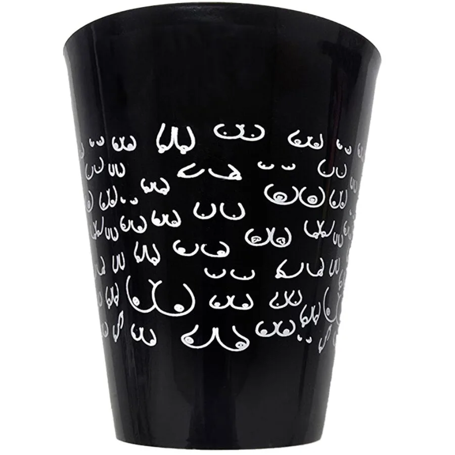 Tasse noire 500 ml avec seins blancs