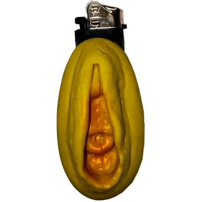 Mechero vagina dorado
